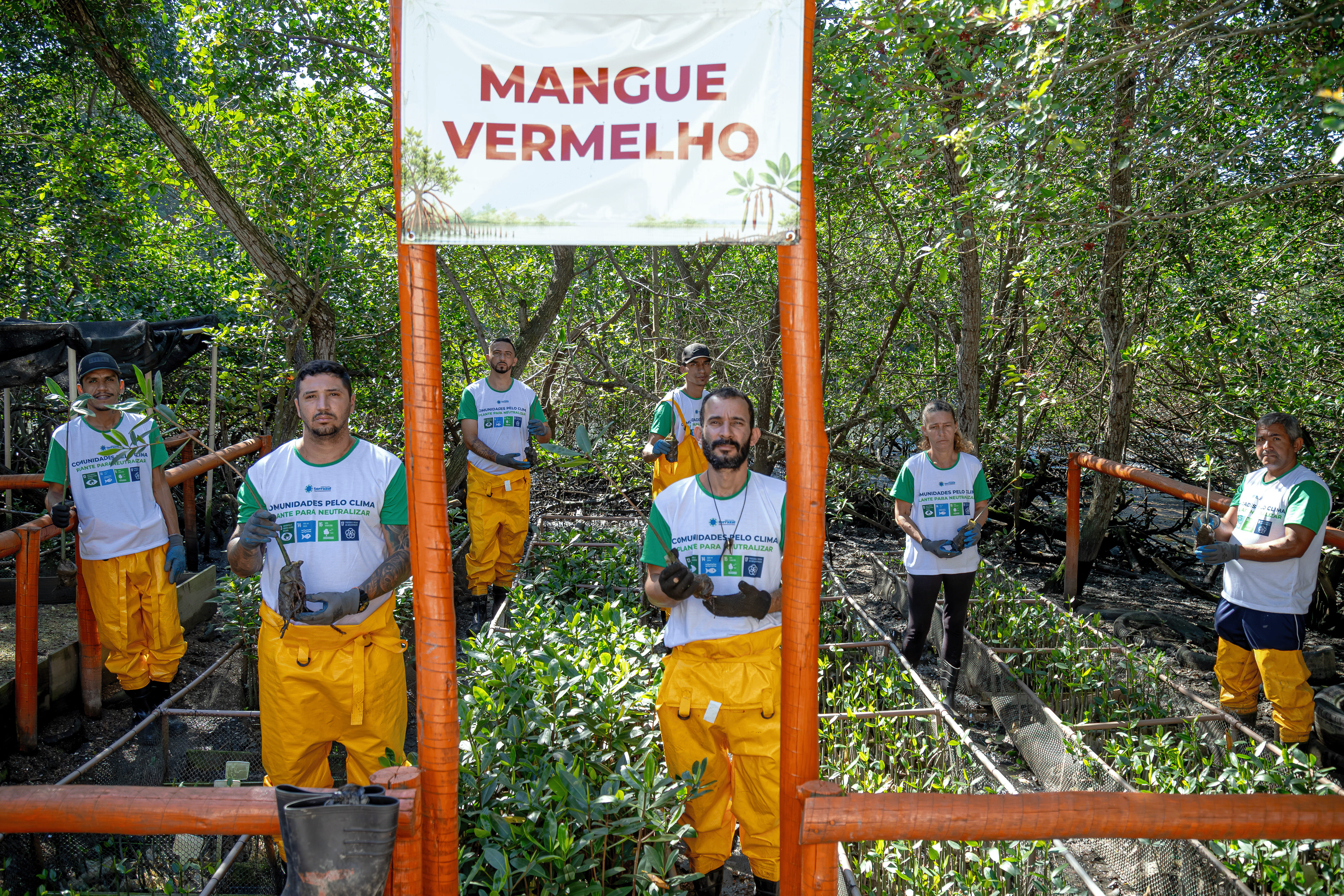 Equipe no viveiro Mangue Vermelho