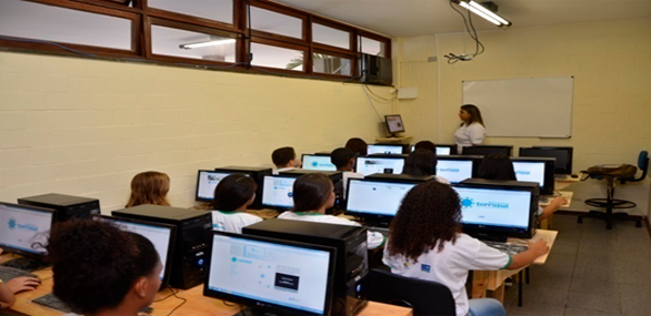 Alunos em aula de informática