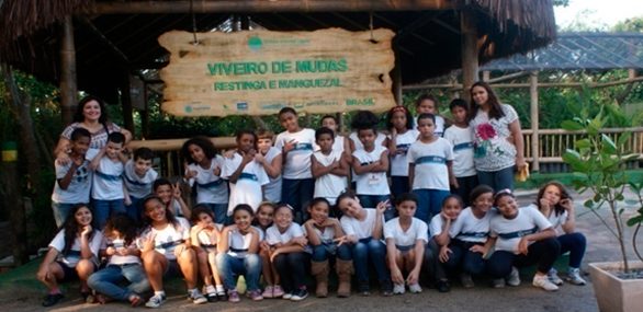 Grupo reunido em ação de defesa ambiental