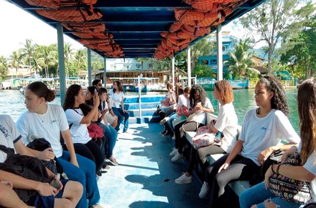 Participantes em atividade educativa em uma embarcação