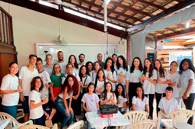 Grupo de participantes reunido em espaço de formação