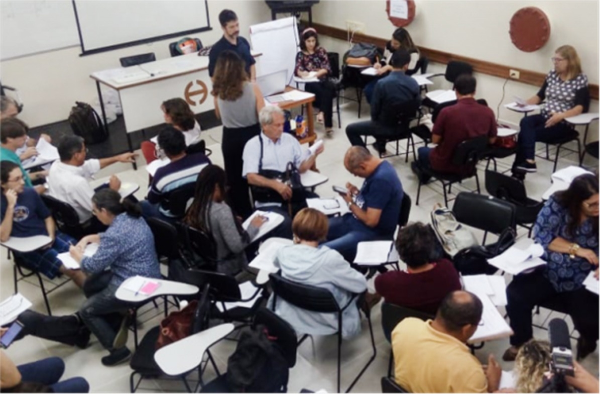 Debate do comitê com participantes em sala de reunião