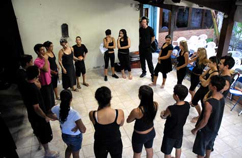 Oficina de expressão corporal em grupo