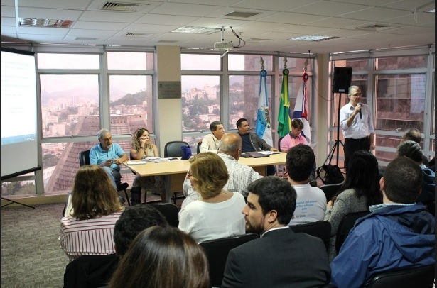 Participantes em reunião sobre a gestão das águas