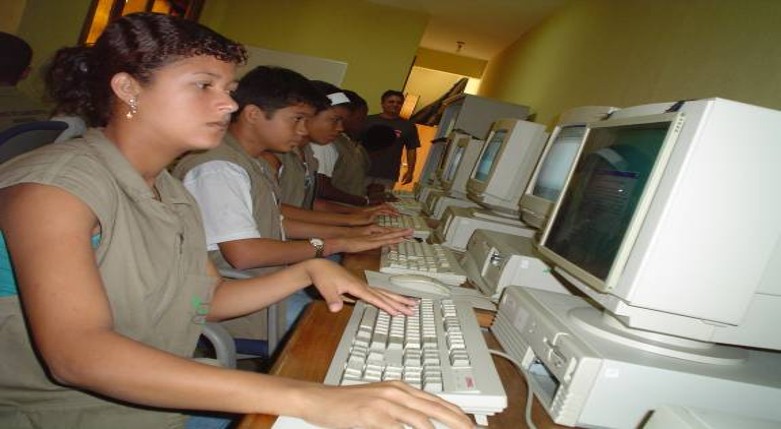 Turma de informática utilizando computadores do projeto