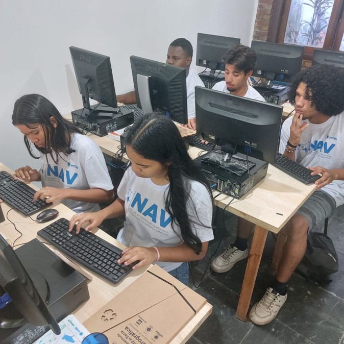 Jovens praticando informática durante aula de educação digital