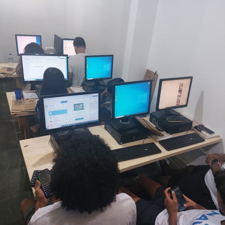 Alunos em atividade no laboratório de educação digital