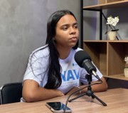 Jovem do Núcleo de Formação Audiovisual em entrevista no estúdio