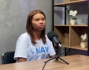 Participante do podcast respondendo a uma pergunta