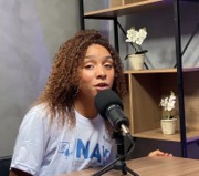 Jovem comunicadora durante a gravação do podcast